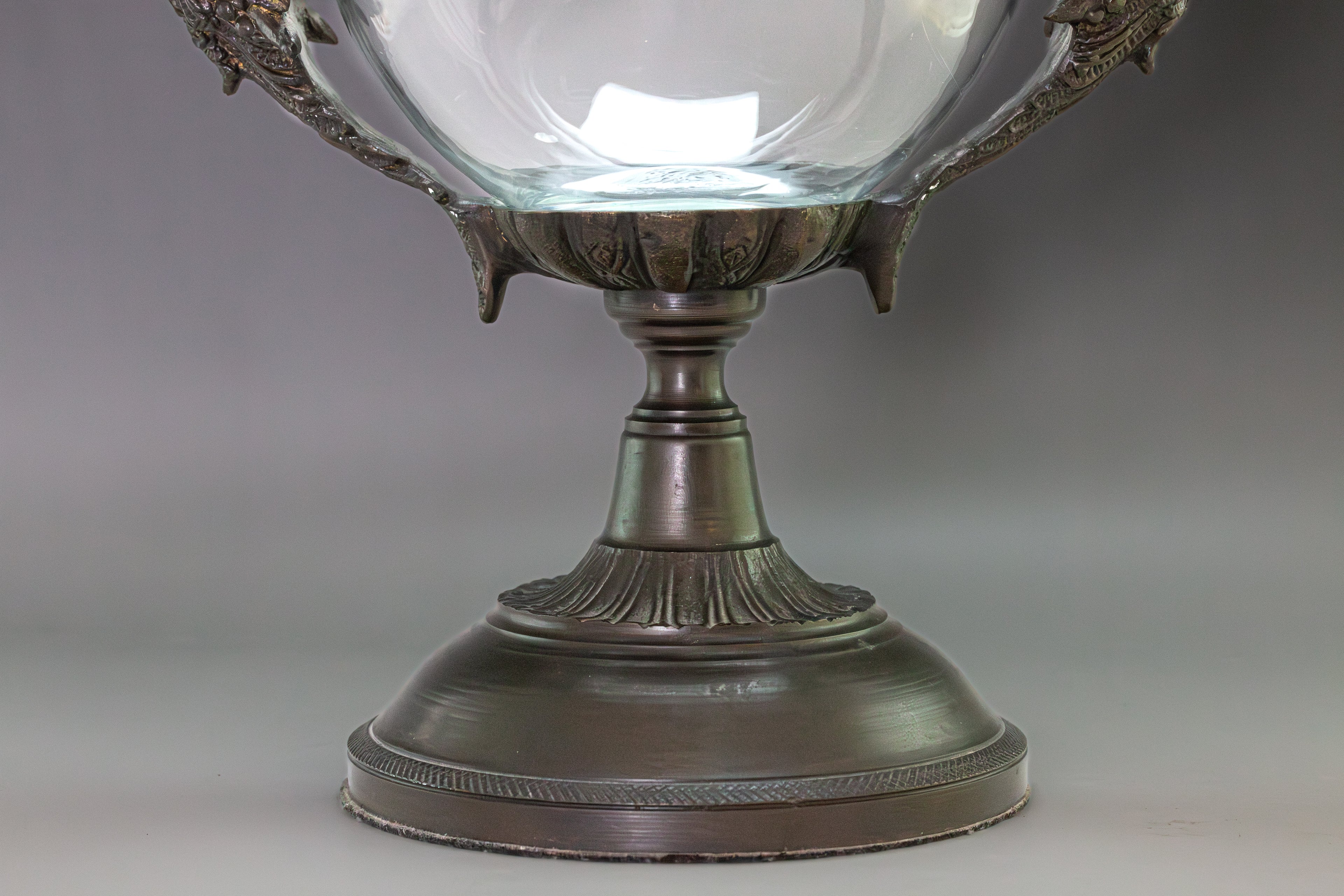 Glasvase im Metallrahmen mit Putten